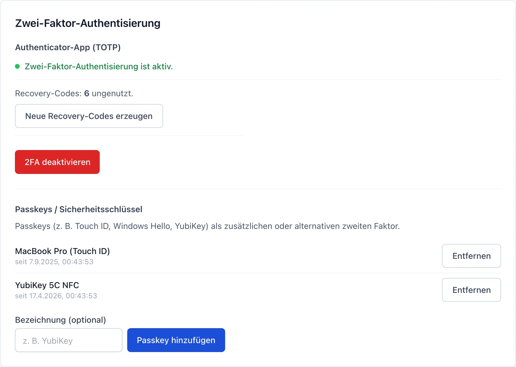 Karte „Zwei-Faktor-Authentisierung“ mit aktiver Authenticator-App, sechs ungenutzten Recovery-Codes und zwei hinterlegten Passkeys.